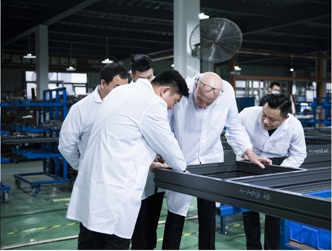 曾奎與研發(fā)團(tuán)隊探討產(chǎn)品工藝 曾奎與研發(fā)團(tuán)隊探討產(chǎn)品工藝